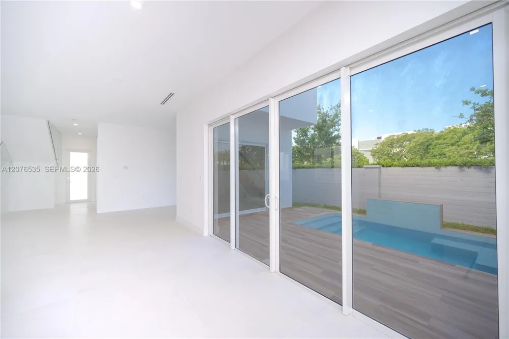 10381 NW 67th Ter Doral, FL 33178
