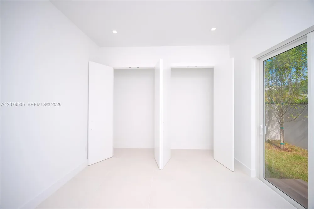 10381 NW 67th Ter Doral, FL 33178