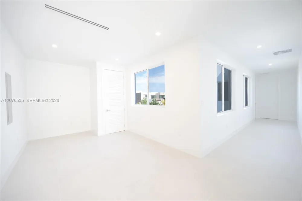 10381 NW 67th Ter Doral, FL 33178