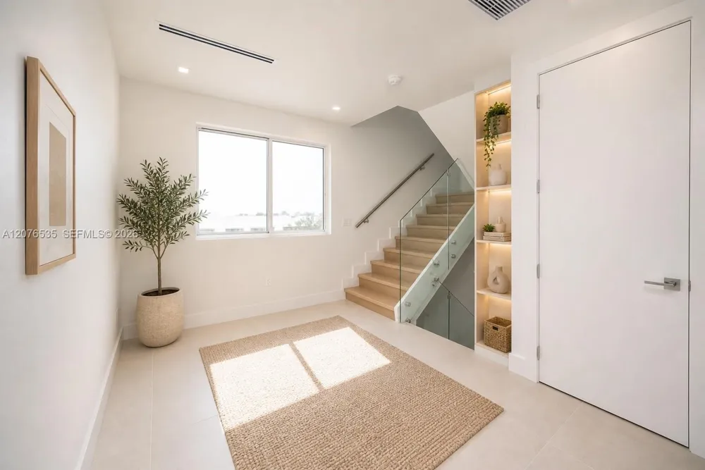 10381 NW 67th Ter Doral, FL 33178