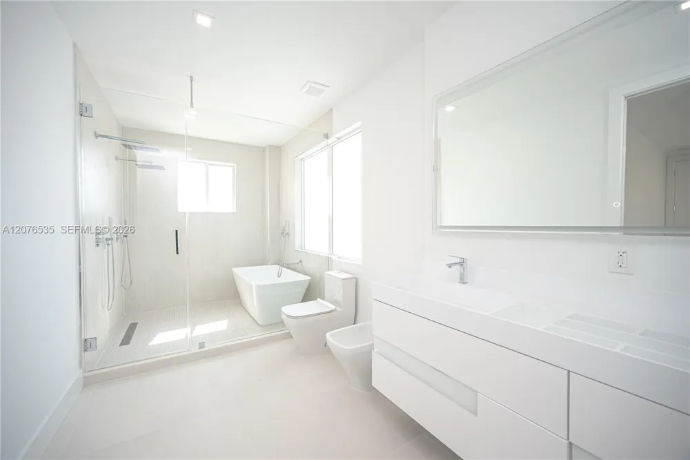 10381 NW 67th Ter Doral, FL 33178