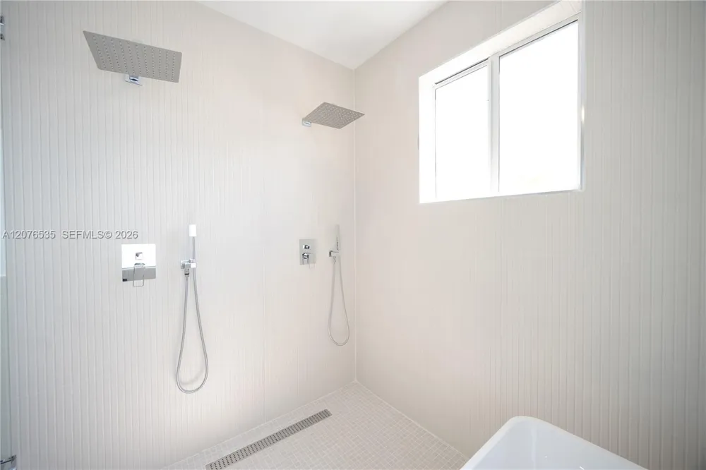 10381 NW 67th Ter Doral, FL 33178
