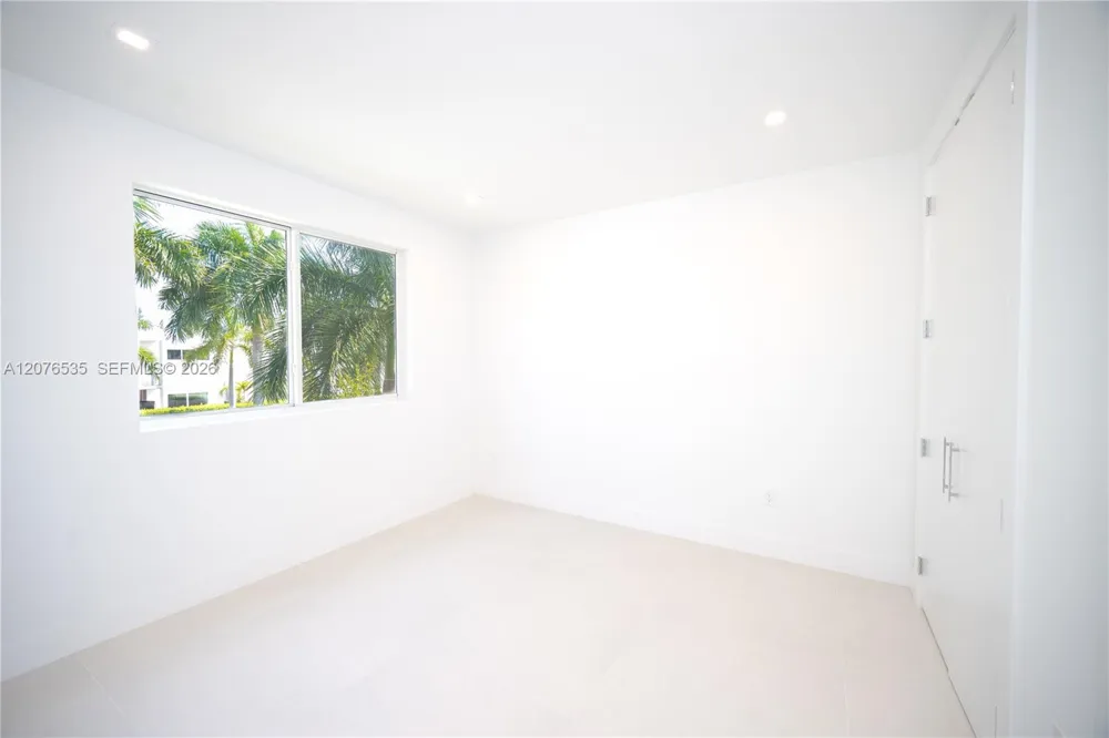 10381 NW 67th Ter Doral, FL 33178