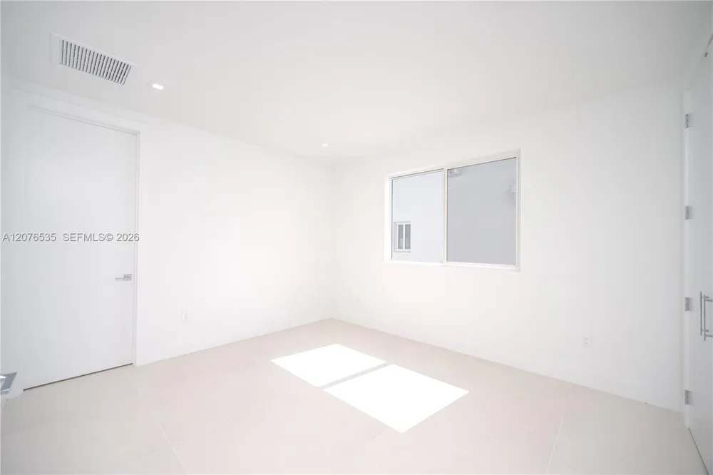 10381 NW 67th Ter Doral, FL 33178