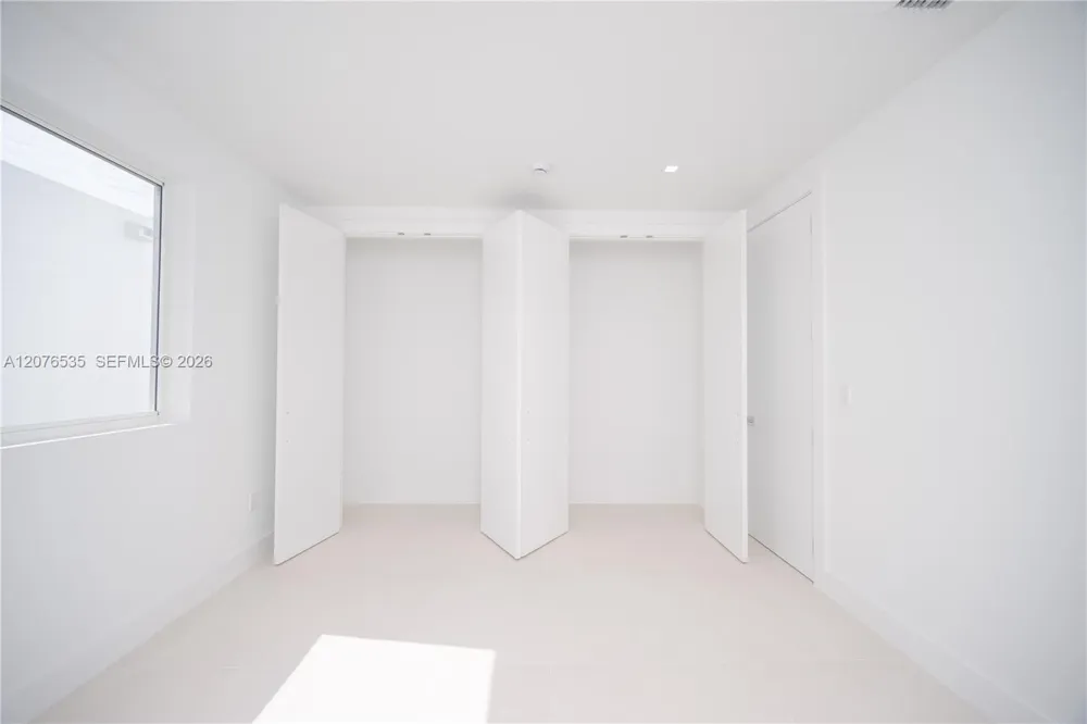 10381 NW 67th Ter Doral, FL 33178
