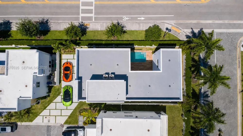 10381 NW 67th Ter Doral, FL 33178
