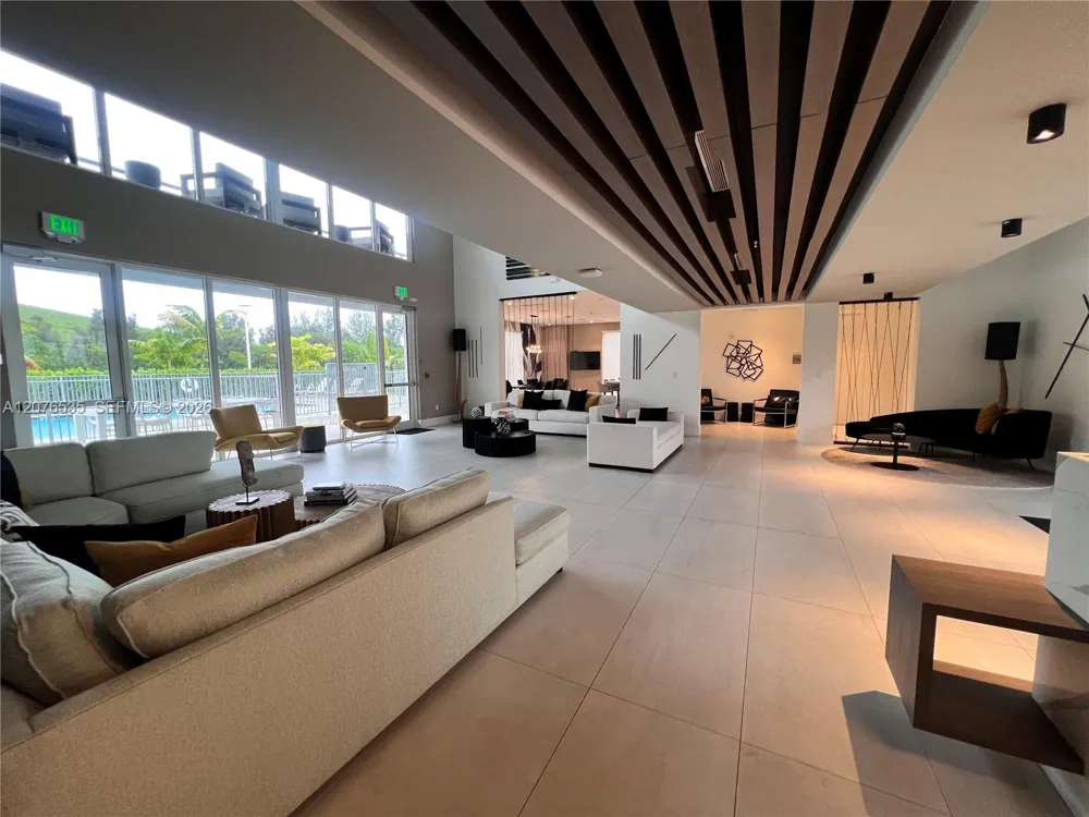 10381 NW 67th Ter Doral, FL 33178