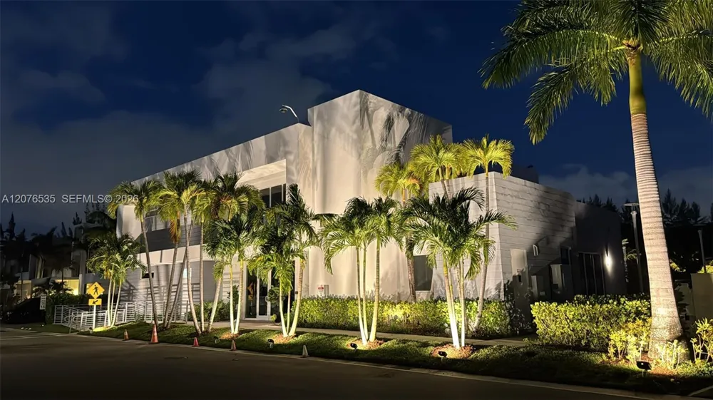 10381 NW 67th Ter Doral, FL 33178