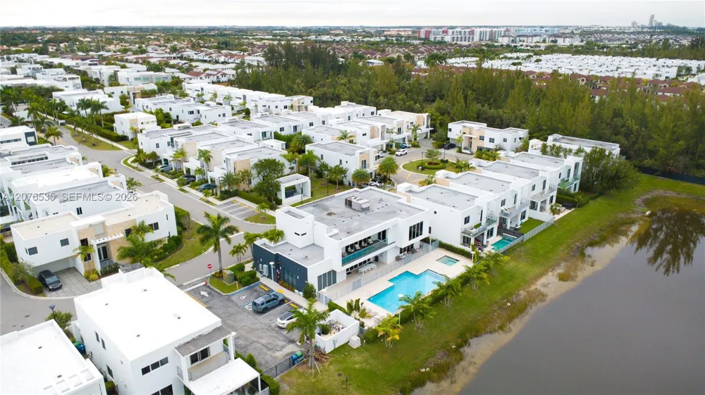 10381 NW 67th Ter Doral, FL 33178