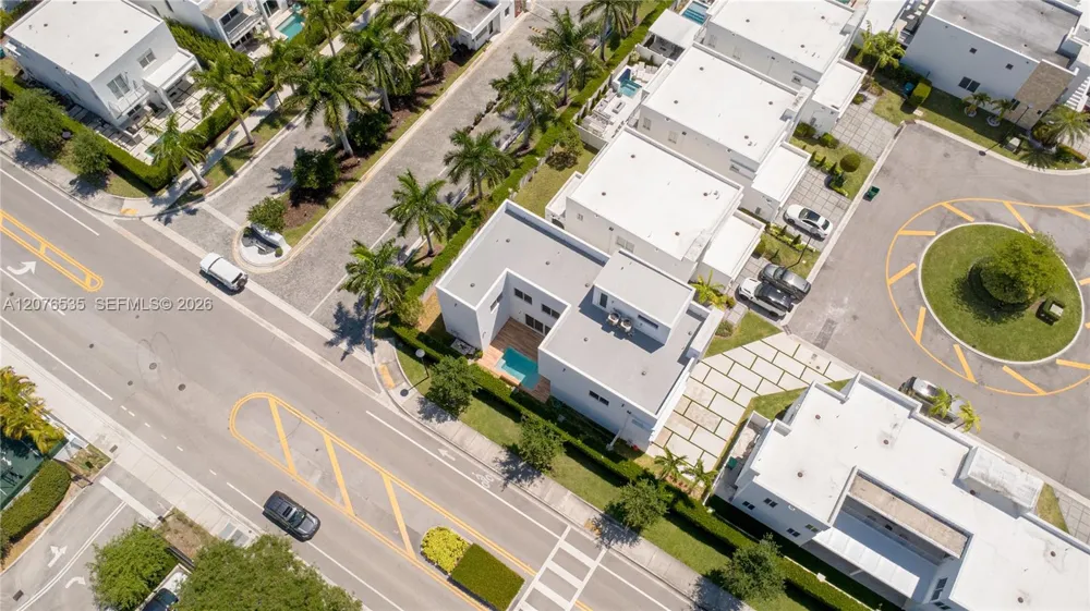 10381 NW 67th Ter Doral, FL 33178
