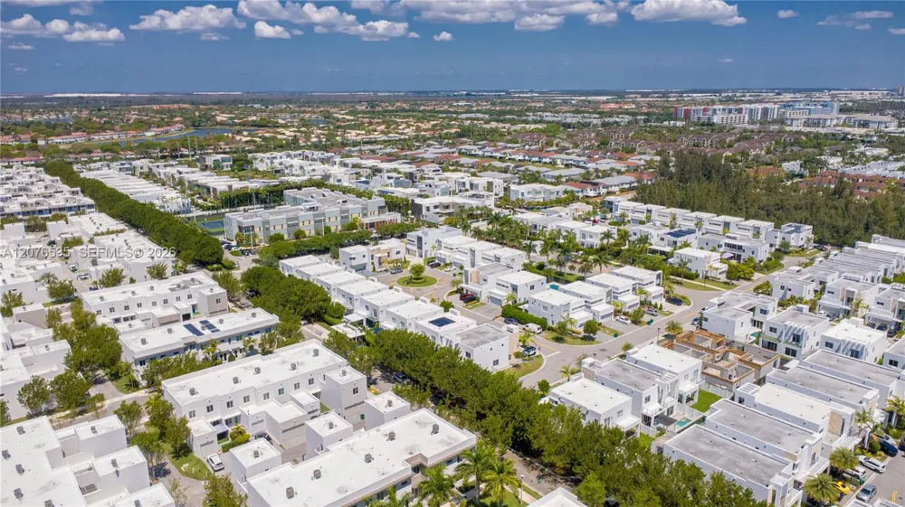 10381 NW 67th Ter Doral, FL 33178