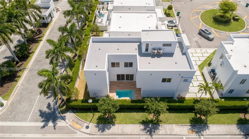 10381 NW 67th Ter Doral, FL 33178