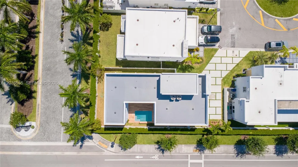 10381 NW 67th Ter Doral, FL 33178