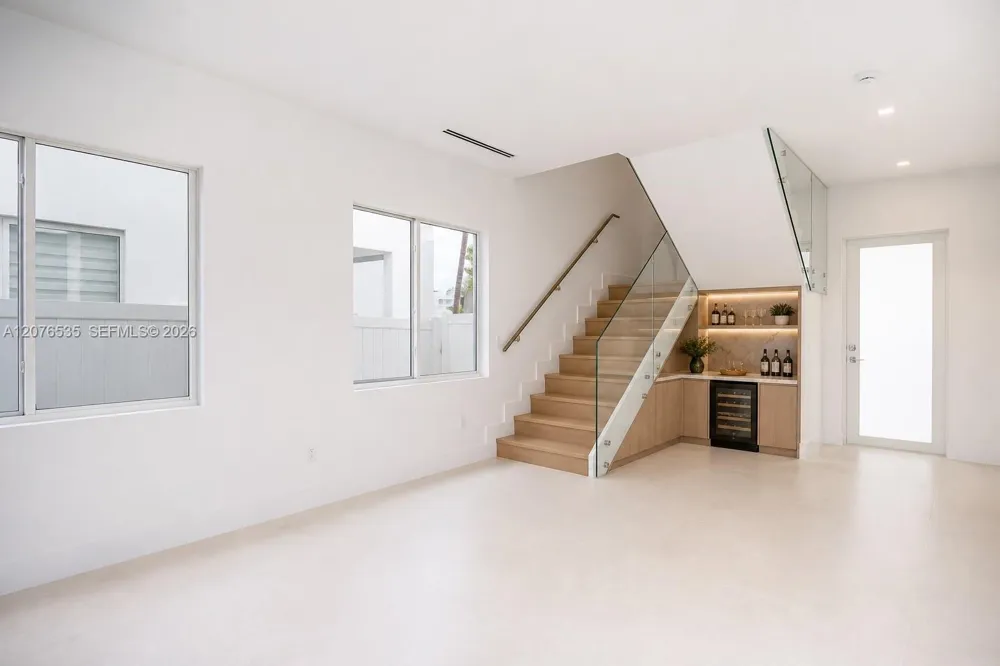 10381 NW 67th Ter Doral, FL 33178