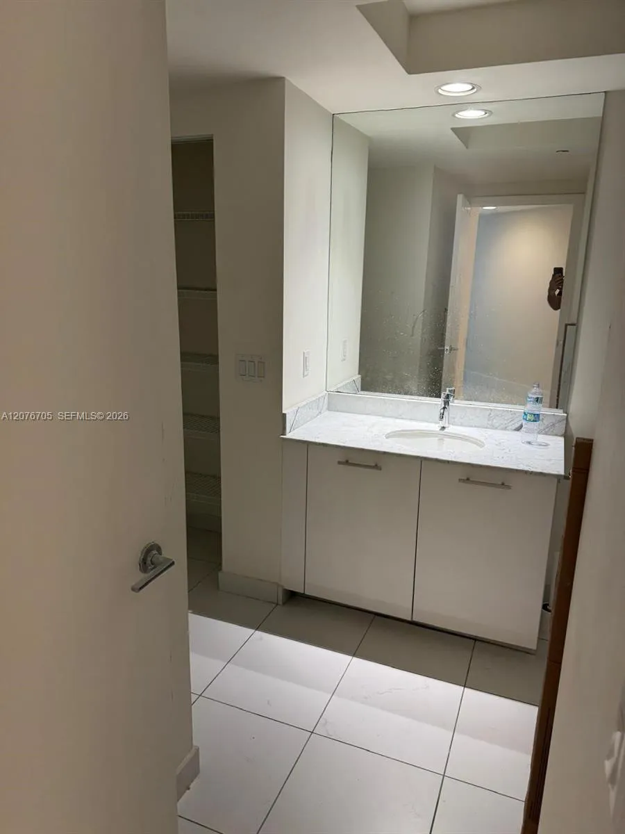 500 Brickell Ave #3210 Miami, FL 33131