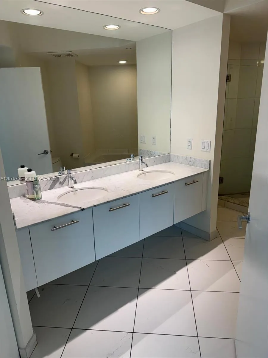 500 Brickell Ave #3210 Miami, FL 33131