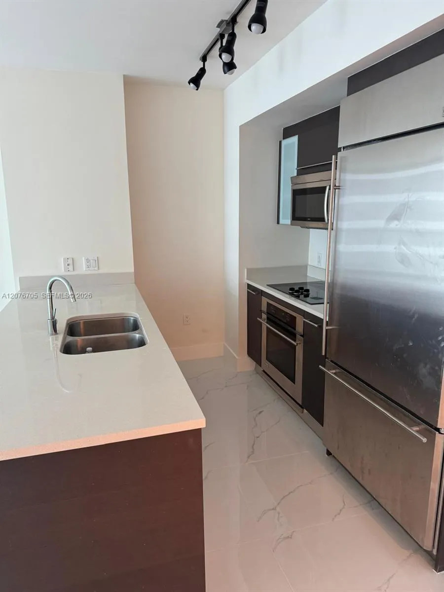 500 Brickell Ave #3210 Miami, FL 33131