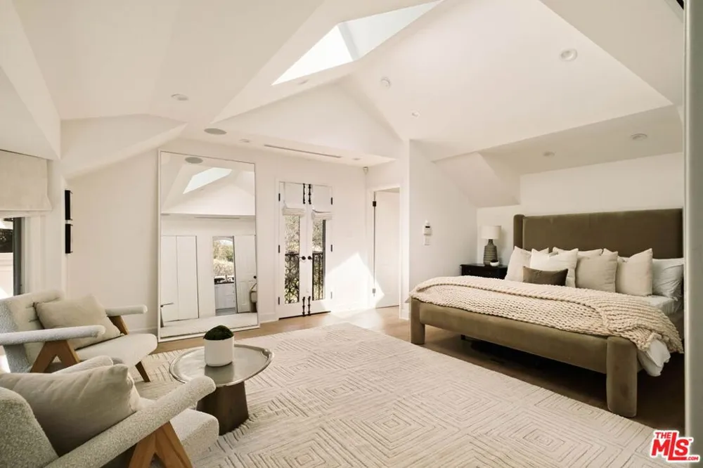251 Layton Drive Los Angeles, CA 90049