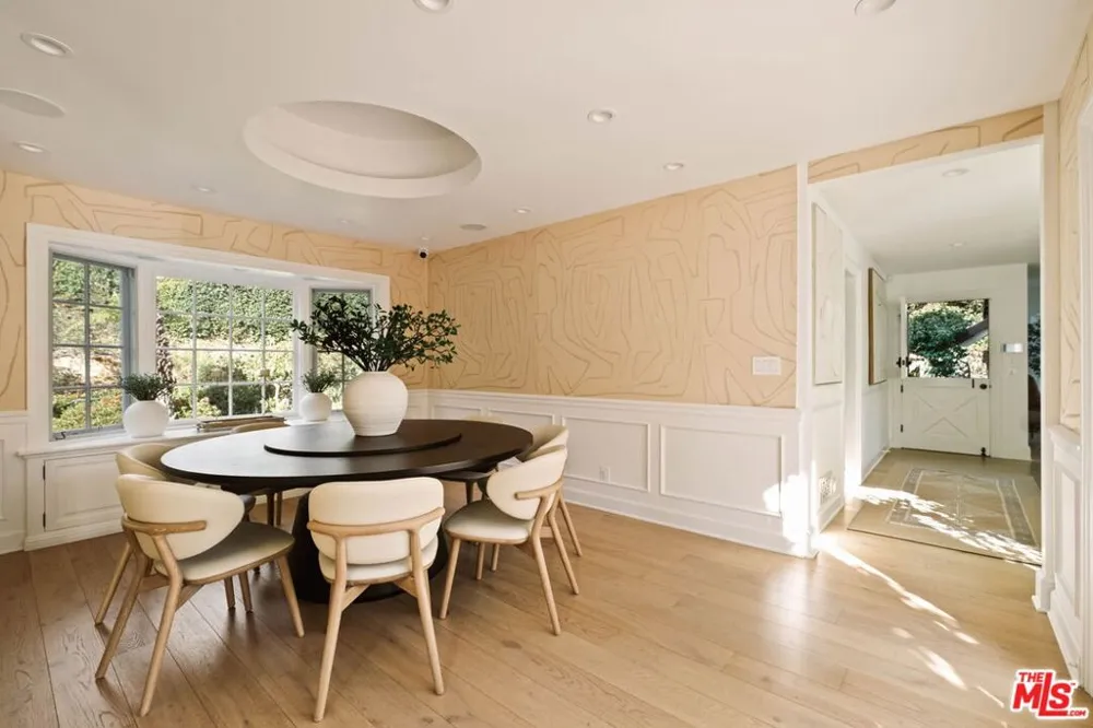 251 Layton Drive Los Angeles, CA 90049