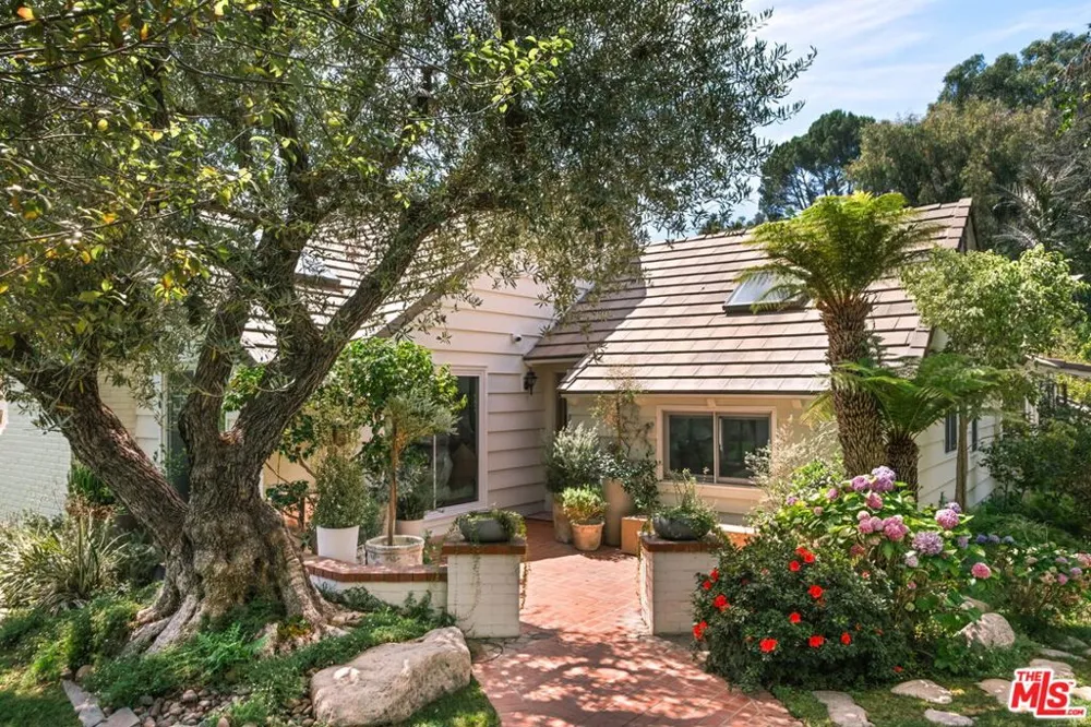 251 Layton Drive Los Angeles, CA 90049