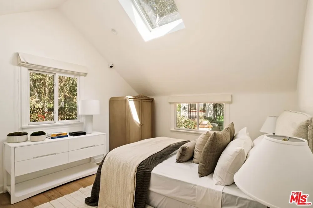 251 Layton Drive Los Angeles, CA 90049