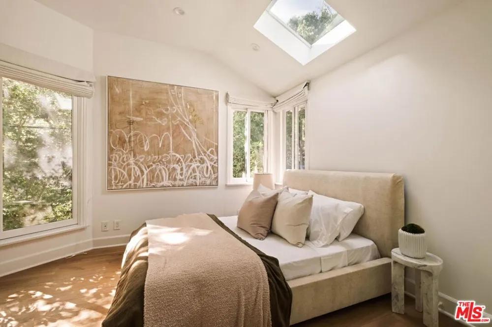 251 Layton Drive Los Angeles, CA 90049