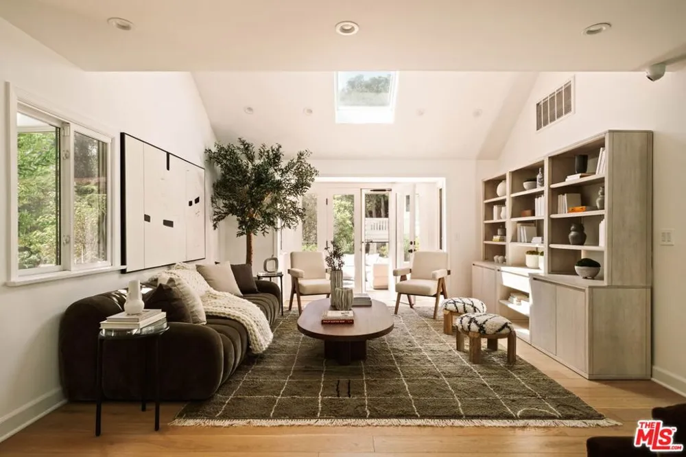 251 Layton Drive Los Angeles, CA 90049