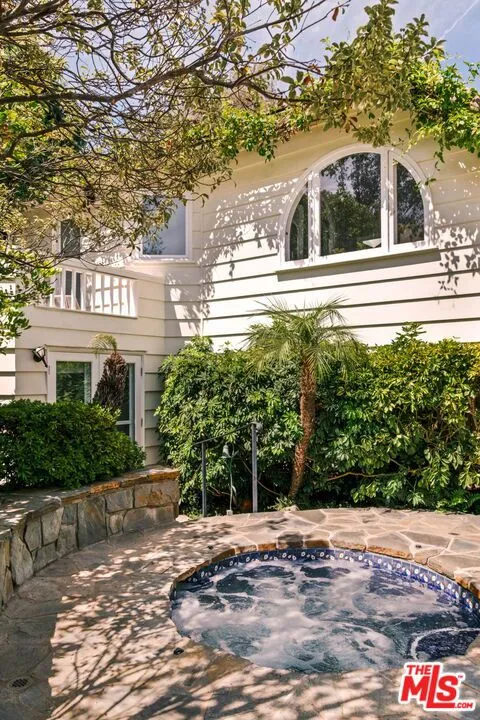 251 Layton Drive Los Angeles, CA 90049
