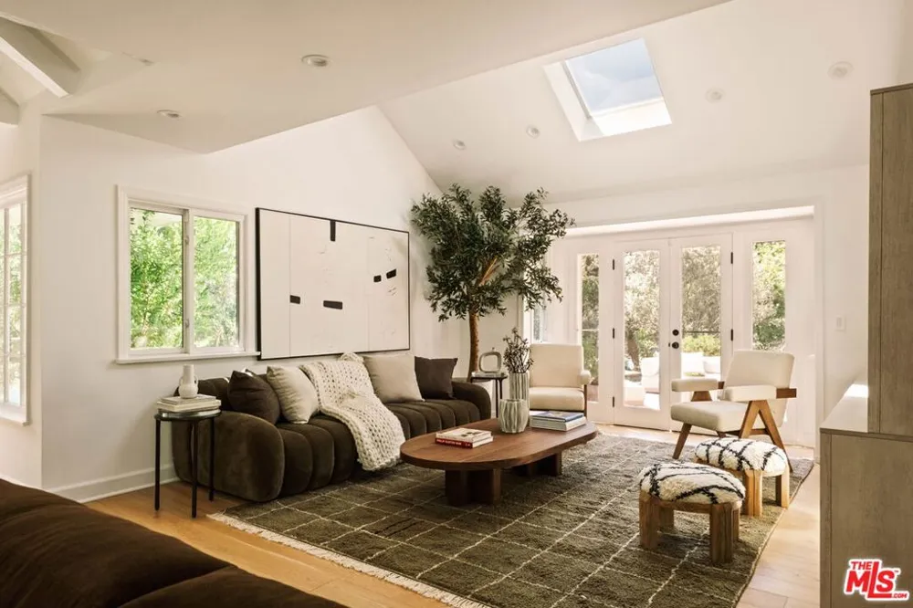 251 Layton Drive Los Angeles, CA 90049