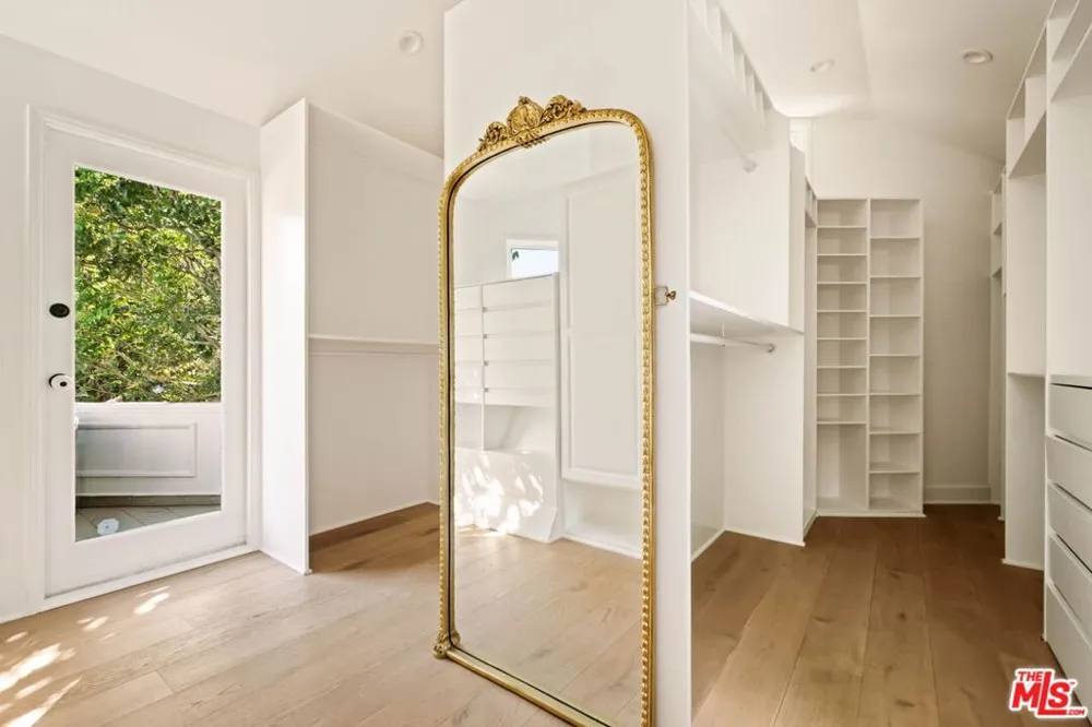 251 Layton Drive Los Angeles, CA 90049