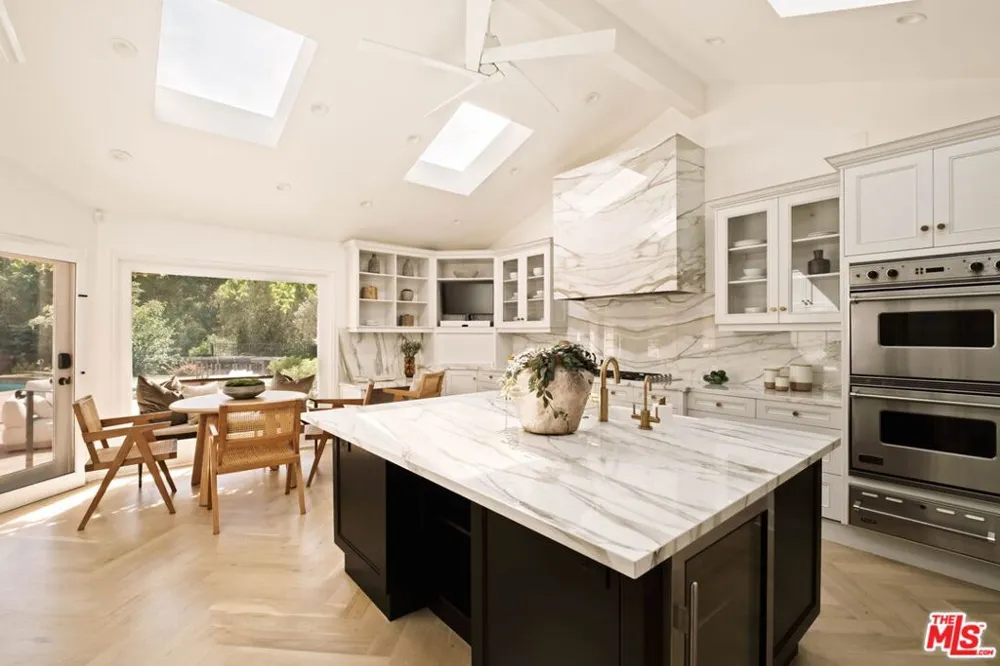 251 Layton Drive Los Angeles, CA 90049