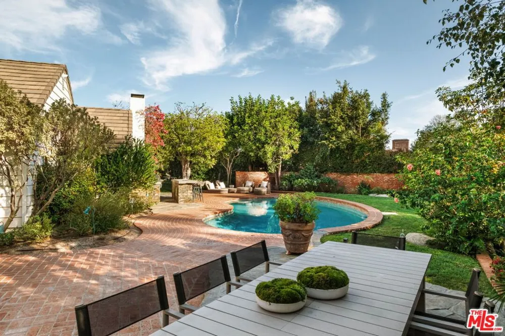 251 Layton Drive Los Angeles, CA 90049