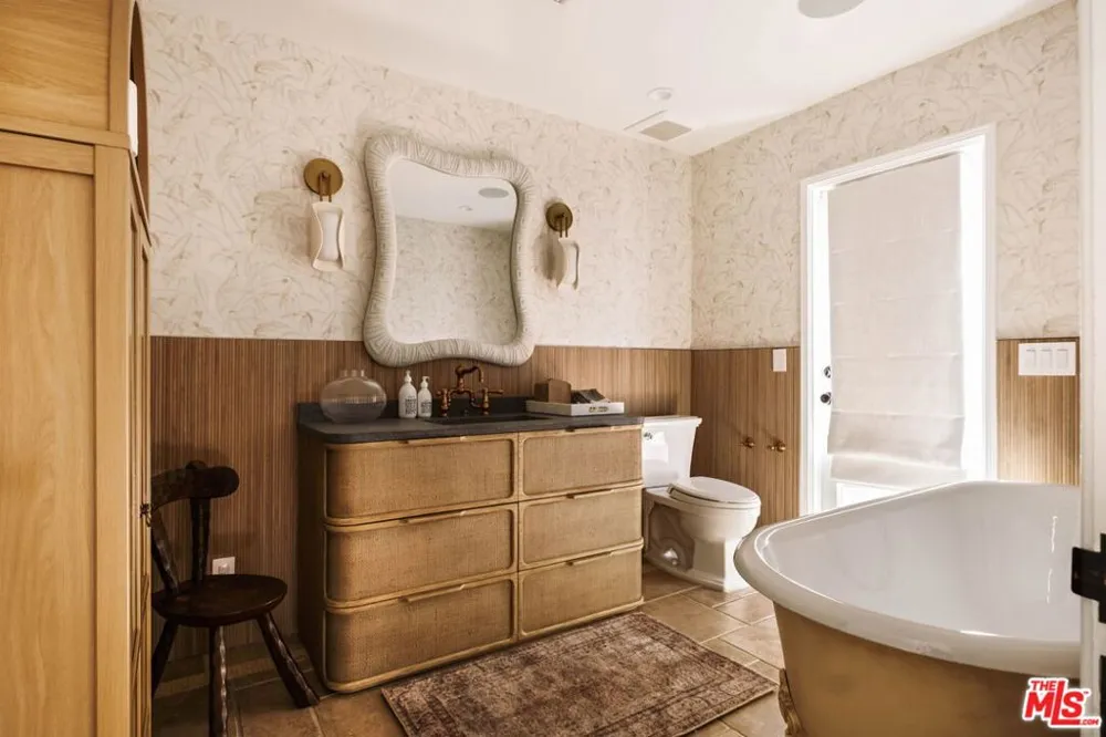 251 Layton Drive Los Angeles, CA 90049