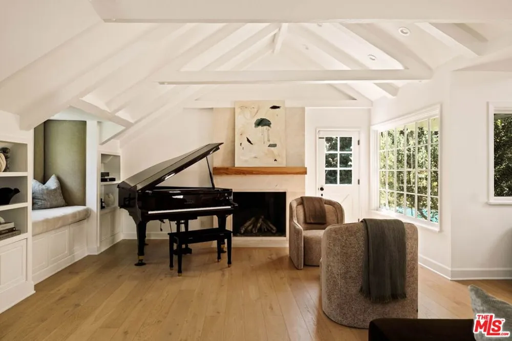 251 Layton Drive Los Angeles, CA 90049