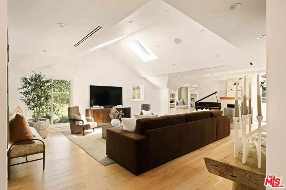 251 Layton Drive Los Angeles, CA 90049