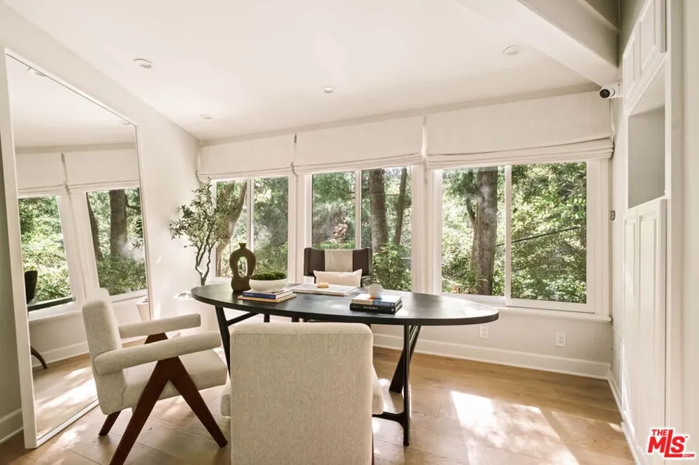 251 Layton Drive Los Angeles, CA 90049