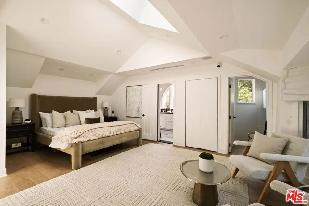 251 Layton Drive Los Angeles, CA 90049
