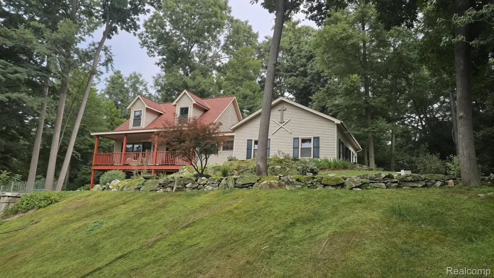 9929 Sienna Court Hamburg Township, MI 48169