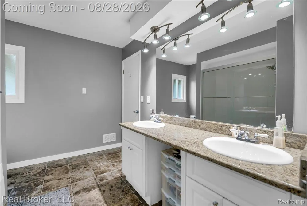 5214 Daniels Drive Troy City, MI 48098