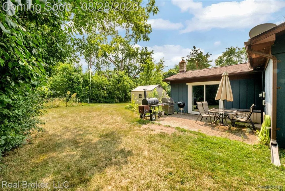 5214 Daniels Drive Troy City, MI 48098