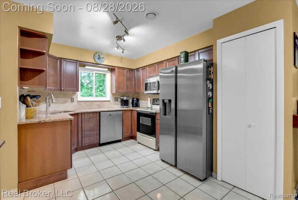 5214 Daniels Drive Troy City, MI 48098
