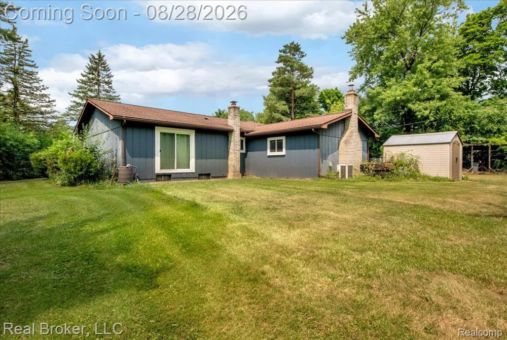 5214 Daniels Drive Troy City, MI 48098