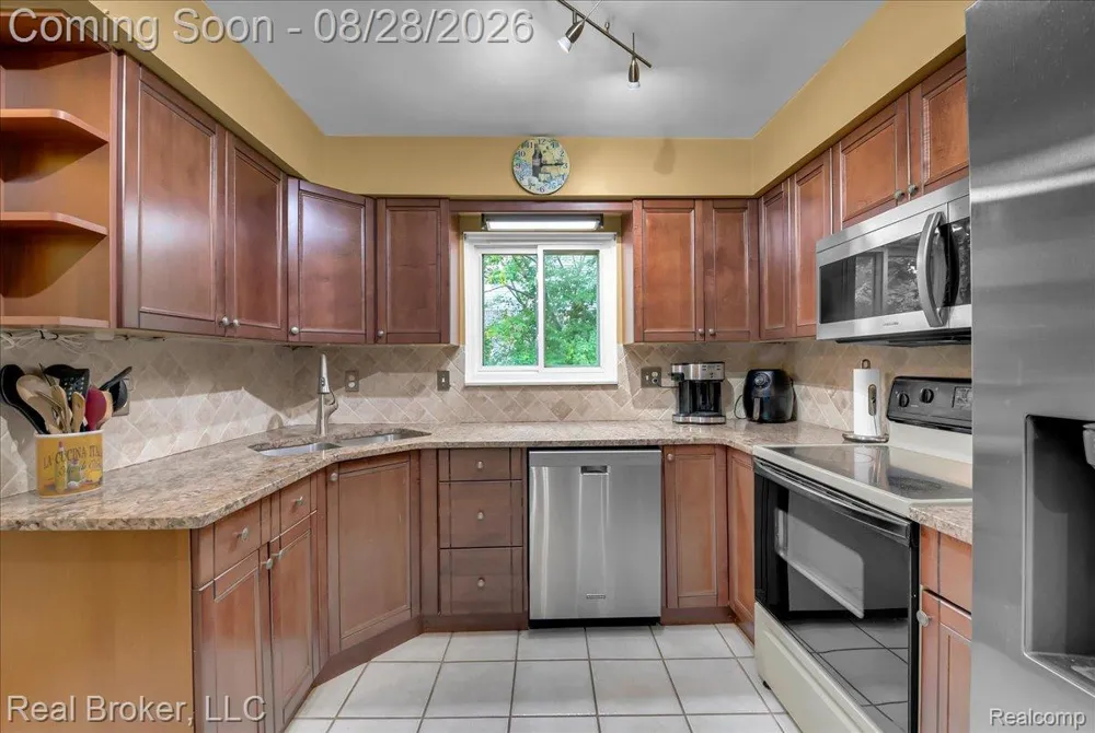 5214 Daniels Drive Troy City, MI 48098