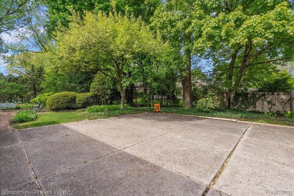 341 Westwood Drive Bloomfield Hills City, MI 48301