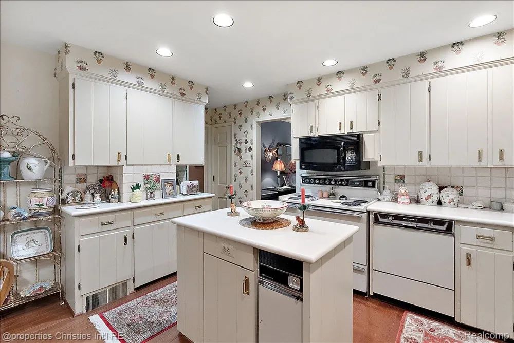 341 Westwood Drive Bloomfield Hills City, MI 48301