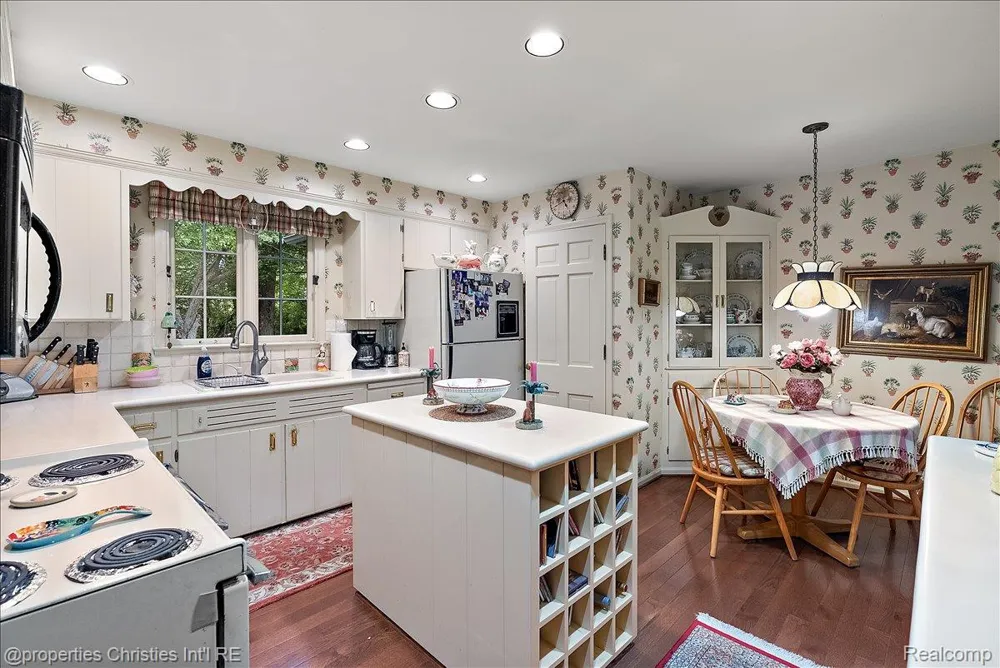 341 Westwood Drive Bloomfield Hills City, MI 48301