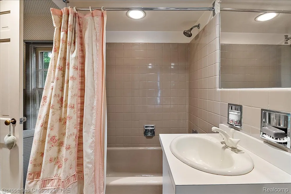 341 Westwood Drive Bloomfield Hills City, MI 48301