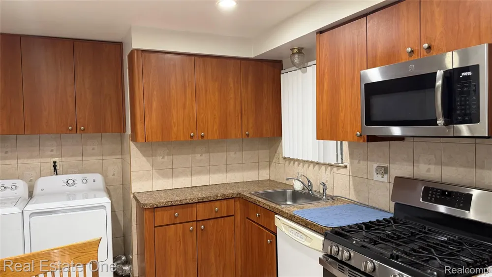 13351 Albany Street Oak Park City, MI 48237
