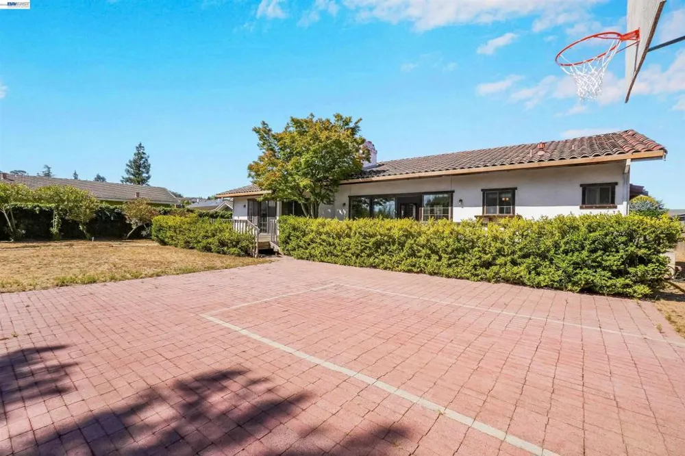 16989 Brierly Ct Castro Valley, CA 94546
