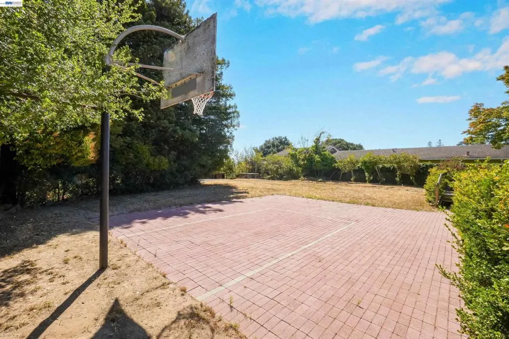 16989 Brierly Ct Castro Valley, CA 94546